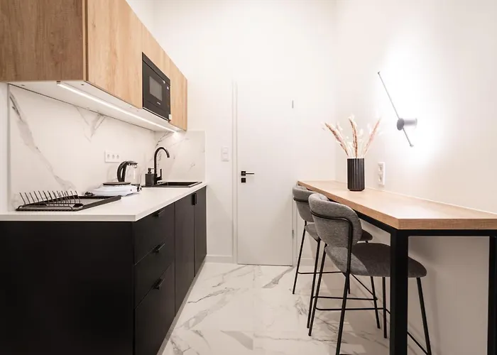 E56 - Grand Boulevard Heritage - Location By Bqa Apartmán *